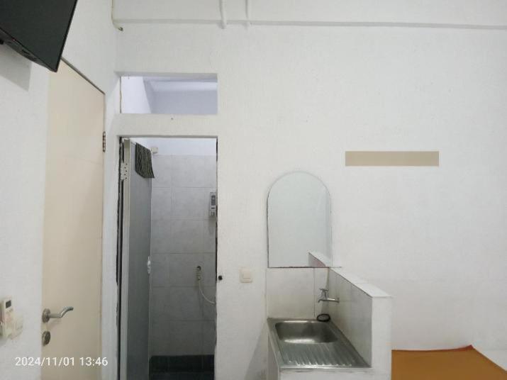 ホテル レッドドアーズ ニア マルゴ シティ デポック エクステリア 写真