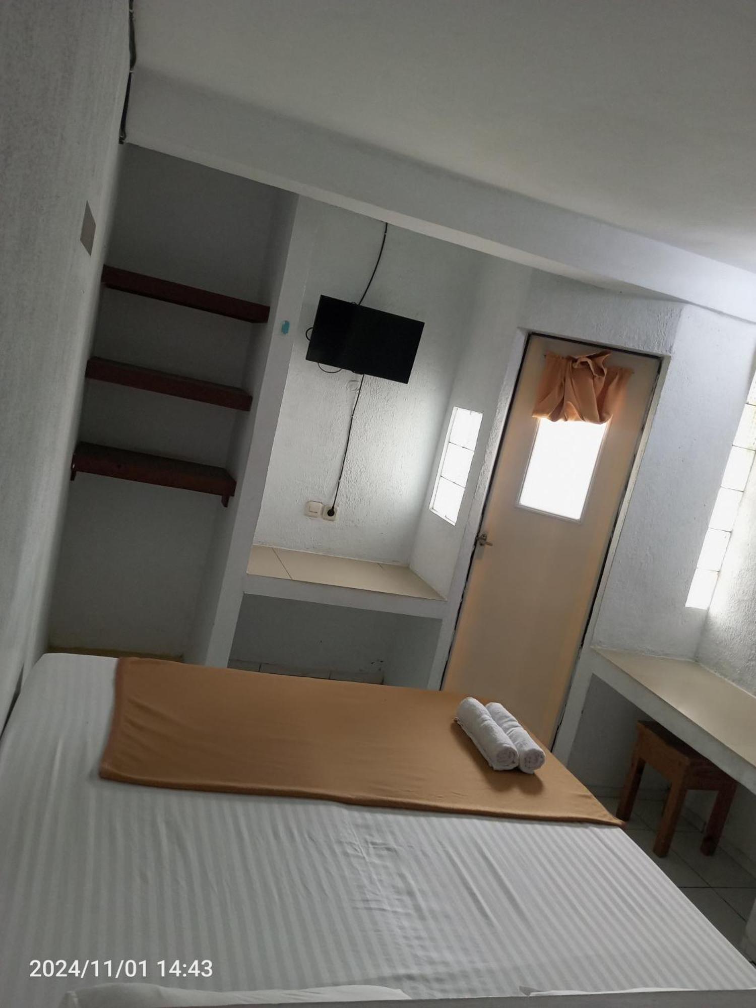 ホテル レッドドアーズ ニア マルゴ シティ デポック エクステリア 写真